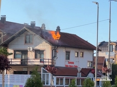 Gorjela kuća u Bijeljini, plamen počeo da kulja iz dimnjaka (FOTO, VIDEO)