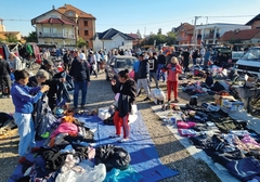 Od garderobe do starih predmeta: Na buvljaku u Bijeljini može se naći gotovo sve