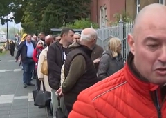 Redovi i ispred Ambasade Srbije u Sarajevu (FOTO)