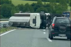Udes na auto-putu "9. januar": Prevrnula se cisterna mlijeka
