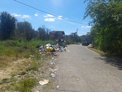 Građani zagađuju, nadležni ne reaguju: Ko je kriv za divlje deponije uz put Bijeljina - Amajlije? (FOTO)