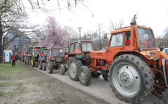 Neobičan prizor jutros: Kordon traktora okružio kamp studenata u Pionirskom parku