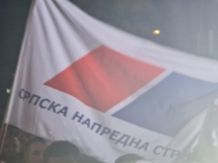 Zastava Vučićevog SNS-a na protestima u Banjaluci (VIDEO)