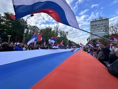 Hiljade građana na mitingu "Srpska te zove": U Banjaluci razvijena trobojka duga 500 metara
