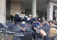 Oglasila se PU Novi Sad u vezi sa incidentima ispred Skupštine grada