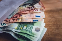 Građani BiH preživljavaju zahvaljujući dijaspori: Za pola godine iz inostranstva stiglo više od 2,7 milijardi maraka