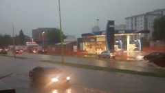 NEVRIJEME U TUZLI Kiša ne prestaje da pada, a vjetar nosi sve pred sobom (VIDEO)