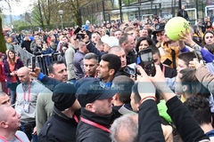 Đoković završio trening, slikao se sa navijačima i potpisivao im rekvizite