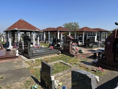 Neobične nadstrešnice na Romskom groblju u Bijeljini (FOTO)