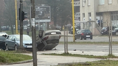 Udes u Tuzli: Automobil završio na krovu, ima povrijeđenih