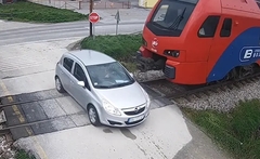 Pojavio se uznemirujući snimak: Voz naletio na auto, poginula žena