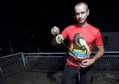 ŠOK U KUPATILU Vatrogasac Aleksandar brzo uhvatio zmiju koja je ušla u kuću u Srebrenici