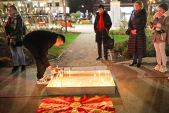 Banjalučani odaju počast tragično nastradalim u požaru u Kočanima