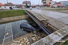Policija: Vozač koji je sletio u kanal Dašnica bio pijan i pod dejstvom kokaina
