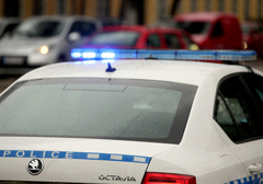 Muškarac nasrnuo na policajca u kafiću, pa mu PODERAO UNIFORMU