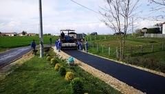 NOV ASFALT ZA ČENGIĆ: Grad Bijeljina i mještani udruženim snagama sređuju seoske puteve 