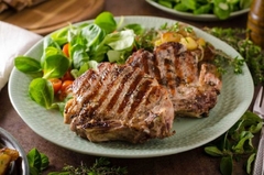 BRZINSKI RUČAK: Prvo marinirajte, pa ispržite – svinjski kotleti sa pesto sosom