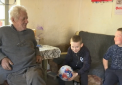 Tužna priča osmočlane porodice: Djeca se kupaju u vangli, bez struje su već 8 godina, a MAŠTAJU O KREVETU