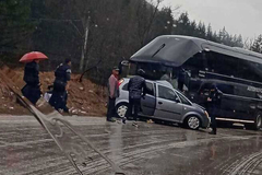 Automobil podletio pod autobus FK Velež: Povrijeđeno šest osoba, među njima i jedno dijete
