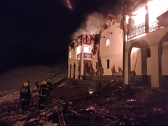 ZGARIŠTE U SRPSKOJ SVETINJI: Požar u manastiru Svete Trojice lokalizovan (FOTO)