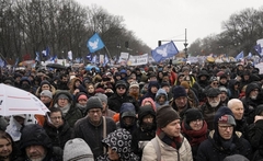 "NIJE NAŠ RAT" Na ulice Berlina izašlo 10.000 ljudi protiv naoružavanja Ukrajine (FOTO)
