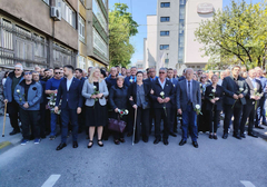 Mirnom šetnjom i polaganjem cvijeća obilježeno 34 godine od zločina u Dobrovoljačkoj ulici