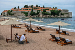 Ležaljka na poznatoj plaži u Crnoj Gori čak 200 evra