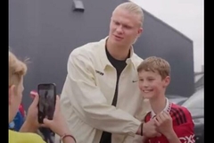 Haland i urnebesna reakcija na zahtjev dječaka u Manchester United dresu /VIDEO/