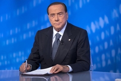 Berluskonijevo zdravstveno stanje bolje, ostaje u bolnici