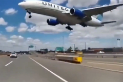 Avion pri slijetanju udario u kamion i stub za rasvjetu (VIDEO)