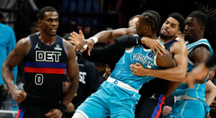 Haos na NBA parketu! Tuča u Detroitu - četvorica igrača i trener izbačeni, policija ušla na teren