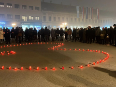 Trinaest mjeseci od tragedije: Novosađani odaju počast žrtvama