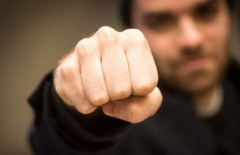 Lažno se predstavio kao inspektor pa pretukao i opljačkao Prnjavorčanina