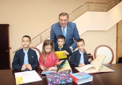 "Kad god sam bio umoran, oni su me podigli" Dodik objavio fotografije druženja s unucima