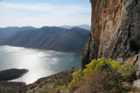 Budva: Spriječili ga da se zapali pa skočio u more i udario glavom u stijenu