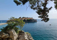 Prvi turisti stigli u Crnu Goru, evo koliko košta iznajmljivanje suncobrana i ležaljki