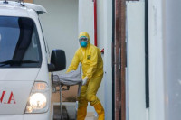 Preminuo muškarac koji je prijetio da će raširiti virus