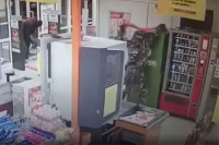 Za samo 20 sekundi ukrali bankomat i to pred radnicima (VIDEO)