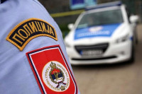 Uhapšen jer je pijan jurio automobilom