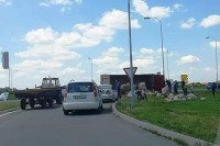 Nezgoda na ulazu u Bijeljinu, prevrnuo se kamion