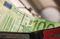 U Srbiji danas počinje isplata 100 evra punoljetnim građanima