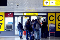 AERODROM U TUZLI PONOVO OTVOREN Putnici se ukrcavaju u avione pod posebnim mjerama