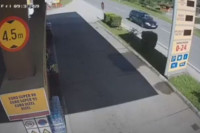 DIREKTNO I STRAVIČNO Jeziv sudar kamiona i automobila (VIDEO)