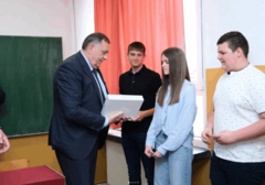Dodik uručio informatičku opremu za troje uspješnih učenika
