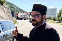 Đakona i dalje ne puštaju u Crnu Goru, pričestio se na graničnom prelazu