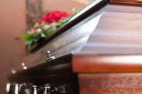 NESVAKIDAŠNI SLUČAJ Tokom sahrane EKSPLODIRAO sanduk, povrijeđena žena