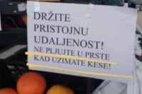 Mjera protiv korone u marketu: "Ne pljujte u prste kada uzimate kese"