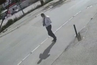 Predstavlja se kao inspektor i "kažnjava" vlasnike sarajevskih radnji