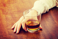 Više od 60 ljudi umrlo nakon konzumiranja otrovnog alkohola