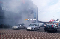 Gorio automobil na parkingu tržnog centra, vatrogasci lokalizovali požar